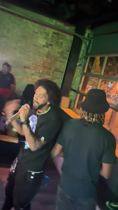 Prezident Cutt performing in a packed room
